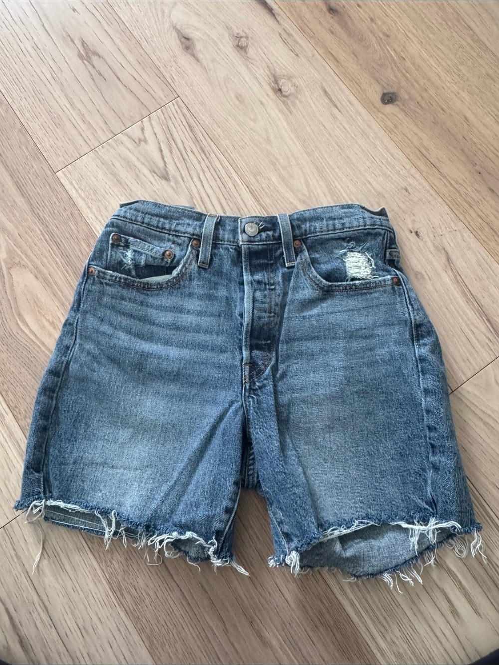 Levi distressed blue denim jean shorts size 25